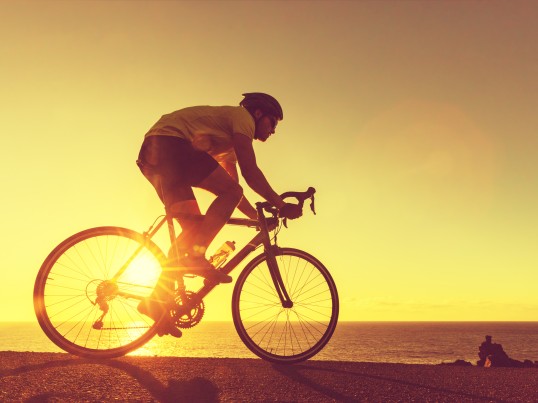 Radfahrer-vor-gelbem-Hintergrund