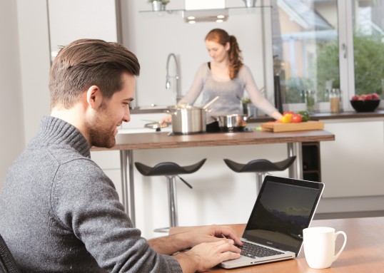 Mann organisert Zustellung am Laptop