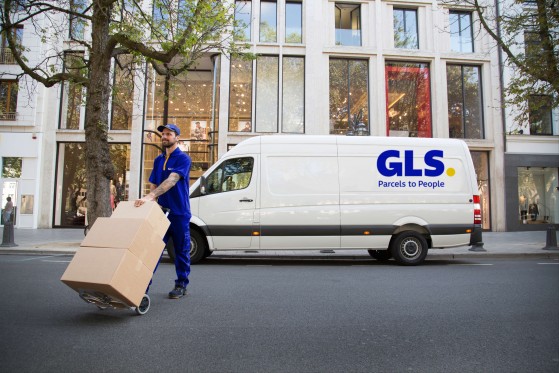 Chauffeur GLS livre des colis dans les Parcel Lockers GLS