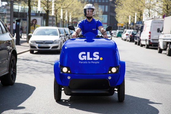 Camionnette GLS vue d'une porte ouverte