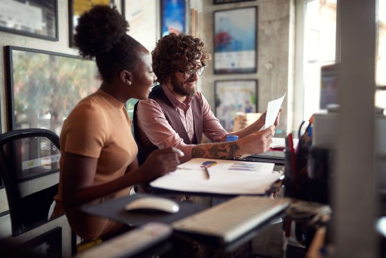 Employés GLS sur le quai d'une agence GLS 