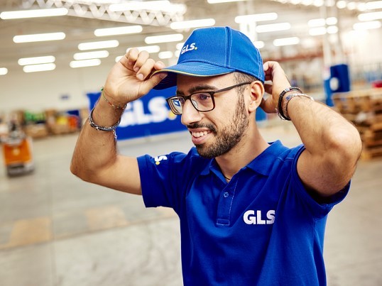 Zustellfahrer in blauem GLS-Shirt