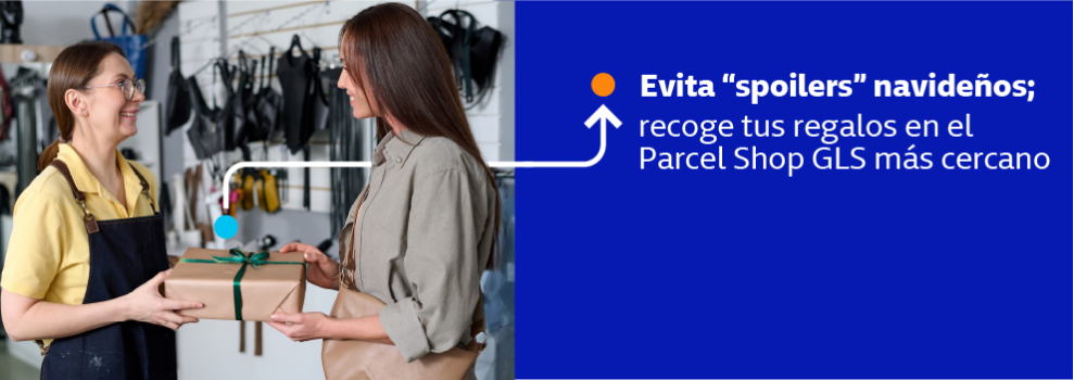 Mujer recogiendo un paquete envuelto en un Parcel Shop de GLS, atendida por una dependienta; mensaje promocional que anima a evitar spoilers navideños recogiendo los regalos en el Parcel Shop GLS más cercano.