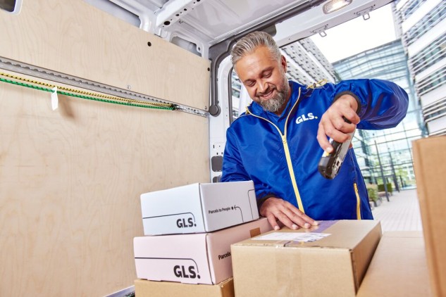 Repartidor de GLS escaneando paquetes en una furgoneta de reparto