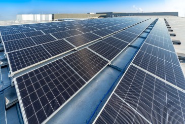 Panneaux solaires installés sur le toit d’un dépôt GLS, produisant de l’énergie renouvelable pour réduire l’empreinte carbone de l’entreprise.
