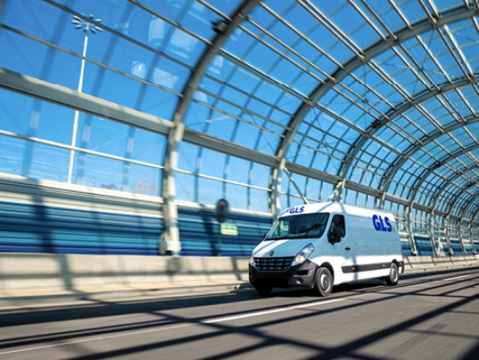 Camion GLS France qui roule sous tunnel verre