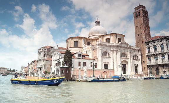 GLS delivery boat transporting parcels on a canal in Venice, representing GLS France’s European delivery network.