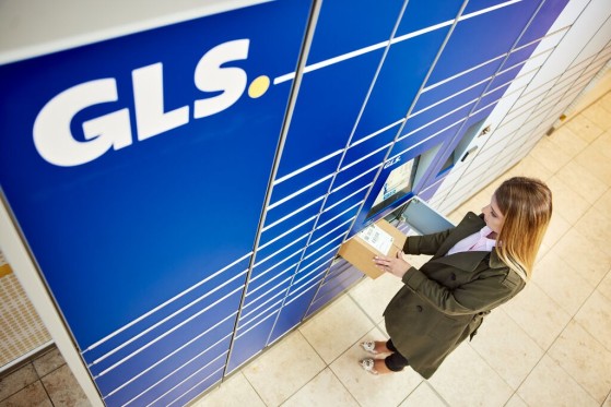 Woman receiving a GLS parcel at her place