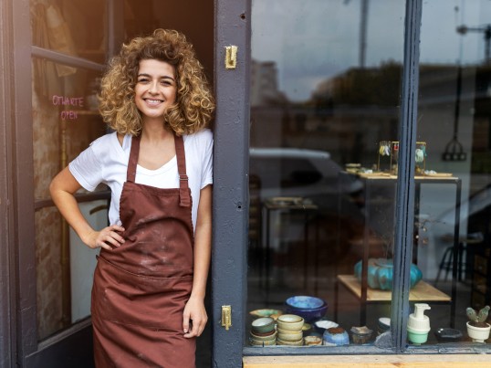 GLS klant staat voor de etalage van haar shop