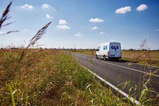 GLS-bestelwagen in de natuur