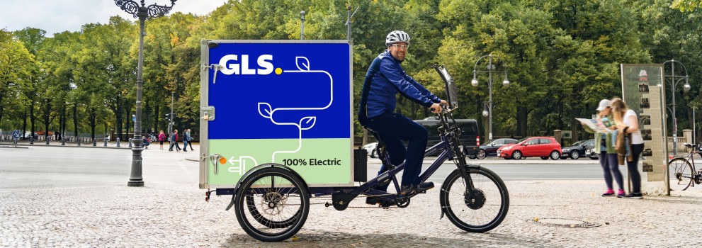 Curier GLS pe bicicletă electrică în parc Curier GLS pe bicicletă electrică în parc
