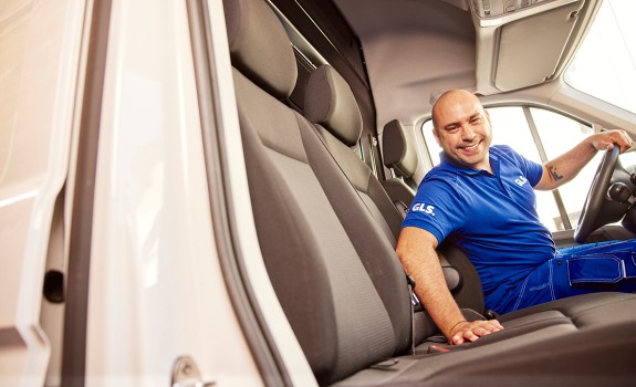 curier în mașină  curier în mașină