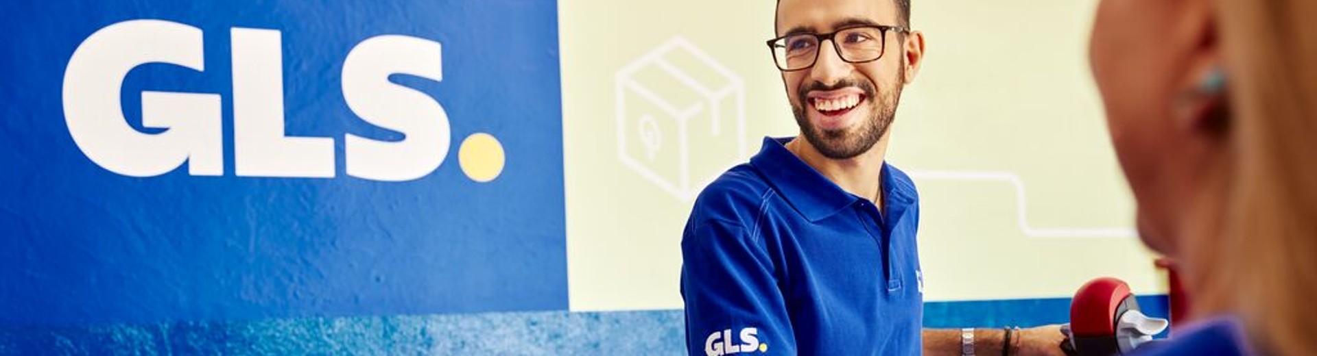 GLS employee using program for sending parcels