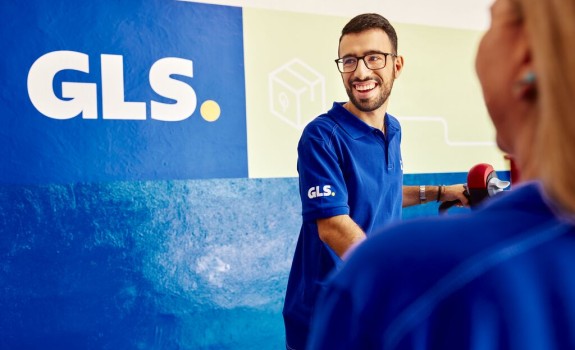 GLS employee using program for sending parcels