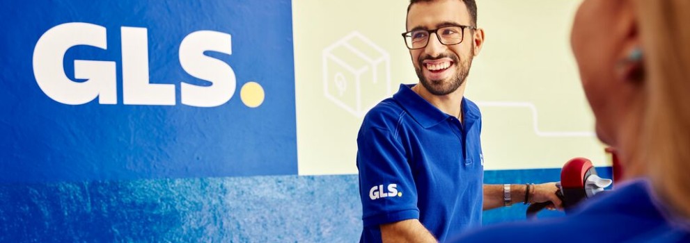 GLS employee using program for sending parcels