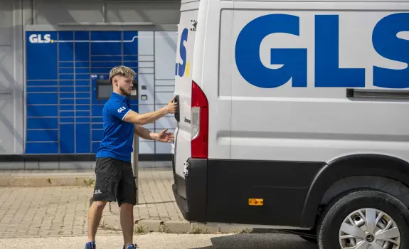 Kurir GLS raznaša pakete z vozilom GLS 