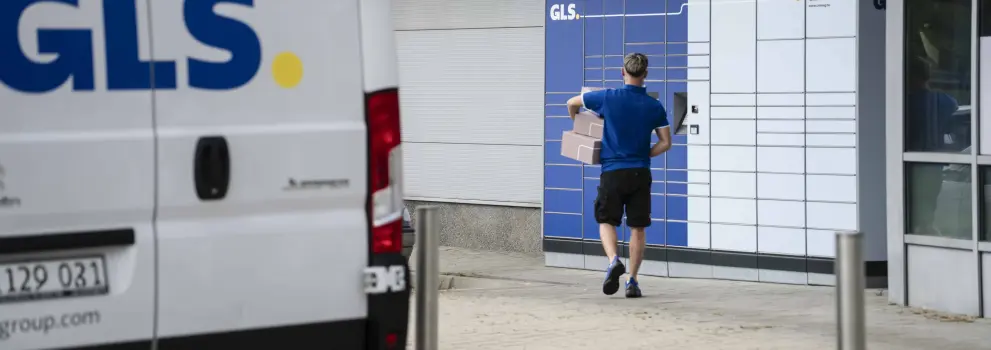 GLS kombi in kurir pred GLS Paketomatom