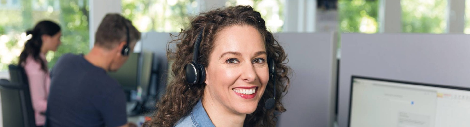 An employee in the contact center is assisting a customer over the phone