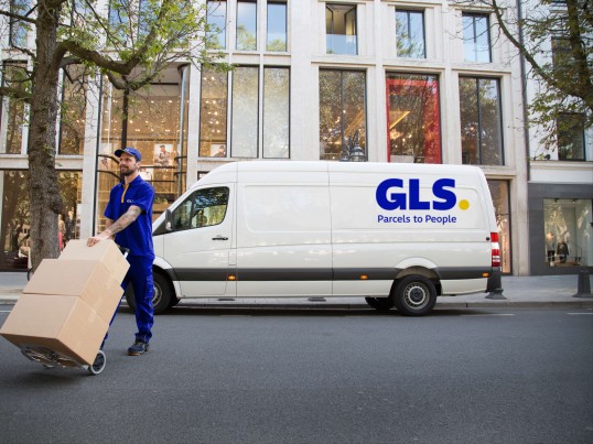 BusinessParcel delivery by GLS courier in the city 