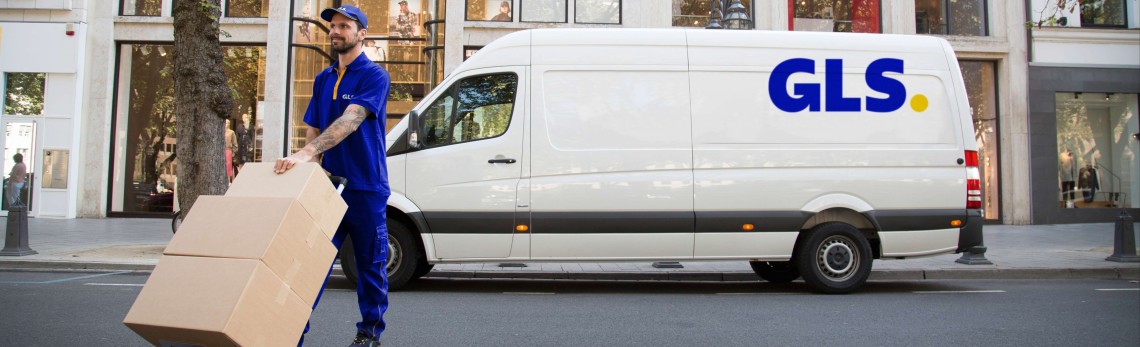 Photo deliveryman with van in the city